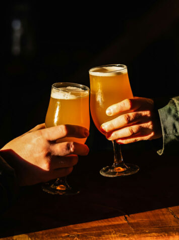 接待の飲食代の処理に悩む人のイメージ